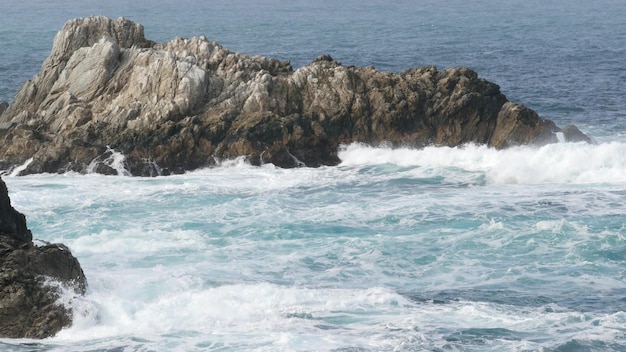 Penhasco rochoso do penhasco oceano praia ponto lobos califórnia costa ondas batendo