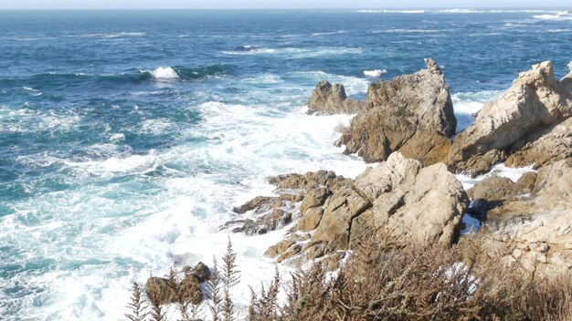 Penhasco rochoso do penhasco oceano praia ponto lobos califórnia costa ondas batendo