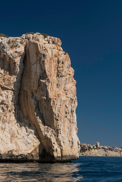 Penhasco rochoso em Morro de Toix, vila de Calpe, Alicante, Espanha