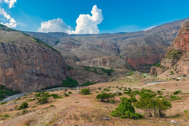 Penhascos altos e majestosos e céu azul com nuvens