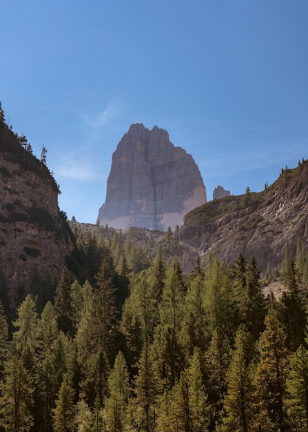 Penhascos altos Paisagem montanhosa Dolomitas Itália Floresta verde Céu azul Dia ensolarado de verão Famoso local turístico Beleza da natureza Drei Zinnen