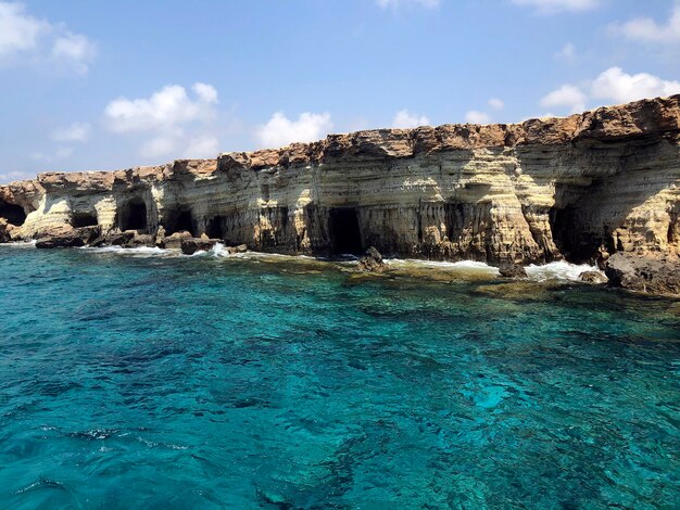 Penhascos brancos Chipre. Cavernas marinhas cênicas perto de Paphos. Bela vista do mar. Mar Mediterrâneo turquesa