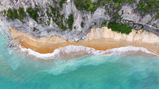 Penhascos da praia em trancoso bahia, nordeste do brasil