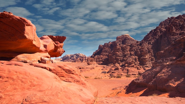 Penhascos de areia no deserto de wadi rum na jordânia