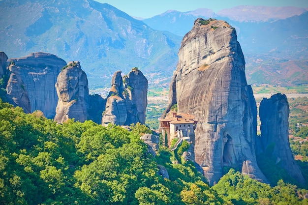 Penhascos de Meteora com o Mosteiro de Roussanou, Grécia - paisagem grega