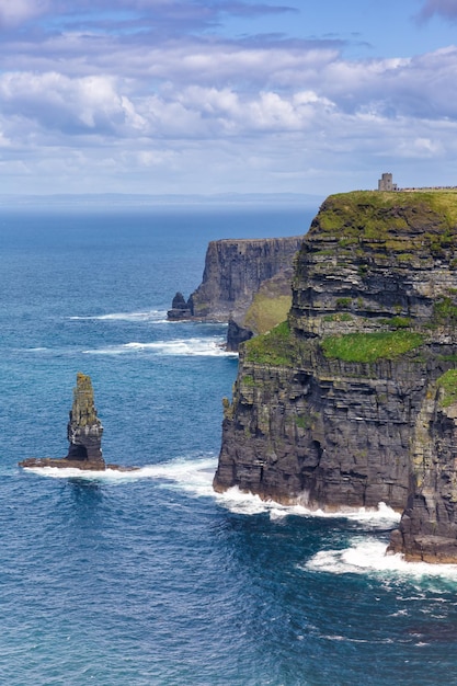 Penhascos de Moher Irlanda viagens formato de retrato mar natureza turismo oceano