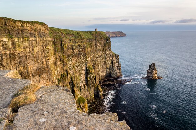 Penhascos de Moher na Irlanda durante o pôr do sol no verão