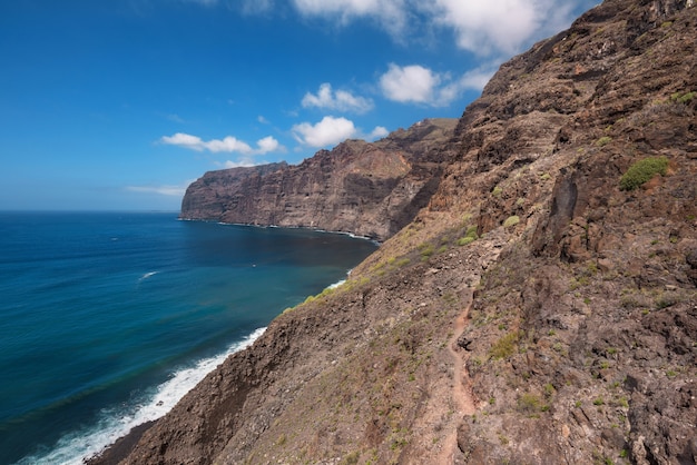 Foto penhascos dos gigantes do los, marco famoso na ilha de tenerife, ilhas canárias, espanha.