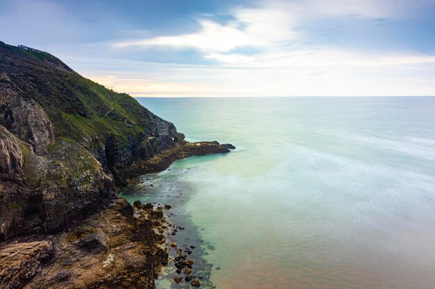 Foto penhascos dramáticos e costa - perranporth cornwall uk