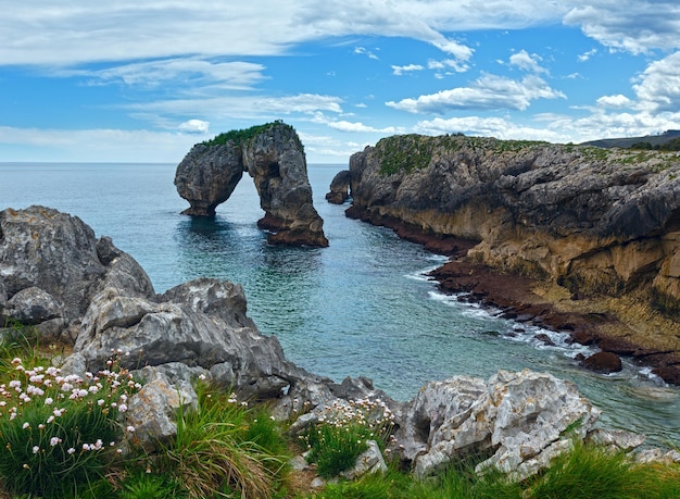 Penhascos e canyon na cidade de Llanes Villahormes, a ilhota conhecida como Castro de las Gaviotas (Astúrias, Espanha).