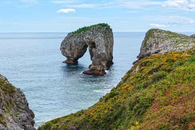 Penhascos e desfiladeiro na cidade de llanes villahormes, a ilhota conhecida como castro de las gaviotas (astúrias, espanha).