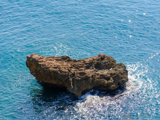 Penhascos e ondas do mar