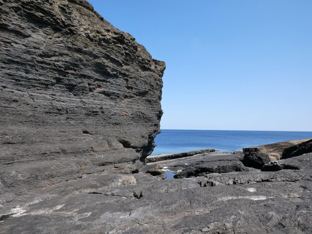 Penhascos e parede de rochas do Oceano Atlântico e beleza de laguna na natureza Fundo de relaxamento de viagem de férias