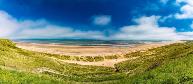 Penhascos e praia em Blackhall Rocks e Cromdon Dene Beach