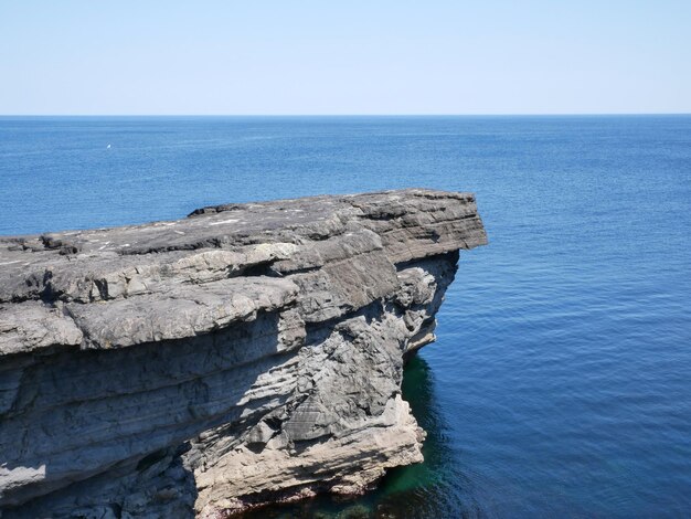 Penhascos e rochas do oceano Atlântico desfiladeiro e lagoa beleza na natureza antecedentes de viagens de férias