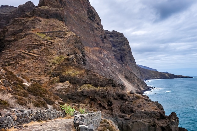 Penhascos e vista para o mar do caminho costeiro na ilha de Santo Antão, Cabo Verde, África