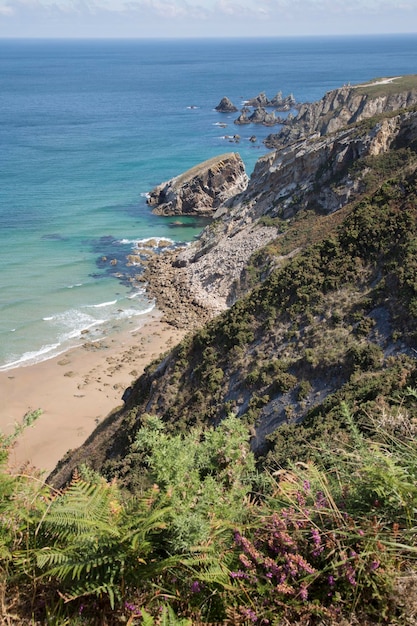 Penhascos em Carro Beach em Espasante, Galiza, Espanha