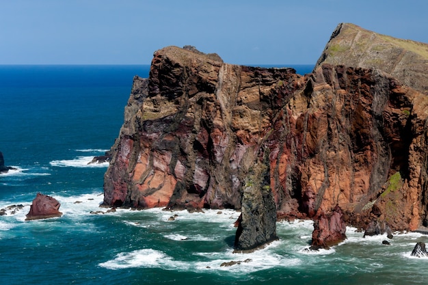 Penhascos em St Lawrence Madeira mostrando formação rochosa vertical incomum