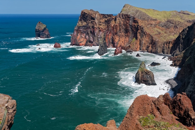 Penhascos em St Lawrence Madeira mostrando formação rochosa vertical incomum