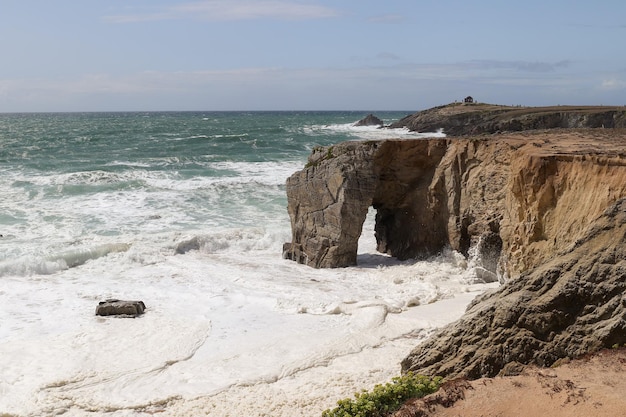 Foto penhascos espetaculares e arco de pedra arche de port blanc na famosa costa da costa selvagem da frança