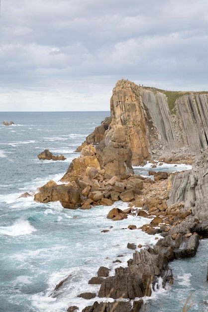 Penhascos na praia de Portio perto de Santander, Espanha