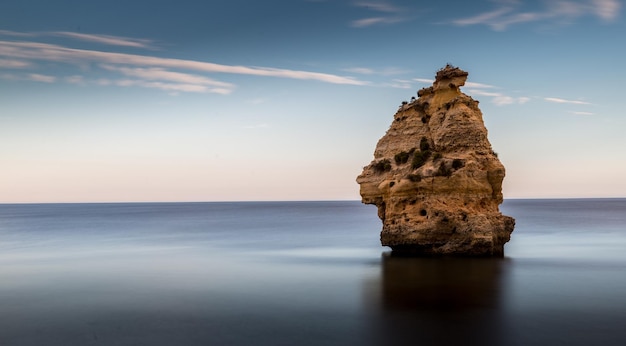 Penhascos na região do Algarve de Portugal formações rochosas e mar