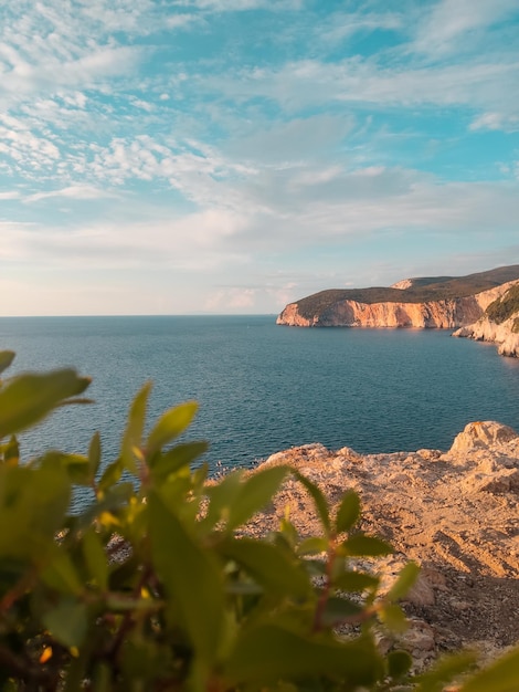 Penhascos perto do mar ao pôr do sol Grécia Lefkada ilha