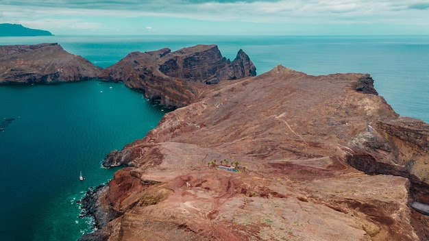 Península del cabo en acantilados del océano Atlántico rocas en Madeira Portugal fotografía aérea de drone