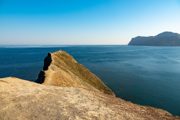 Península de Crimea. Koktebel. Cabo Hameleon. Costa del verano del mar Negro