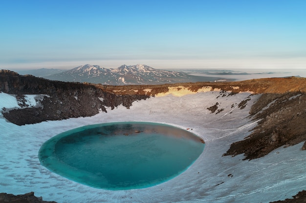 Península de Kamchatka, Rússia. Um lago na cratera do vulcão Mutnovsky.