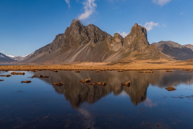 La península de Hvalnes con su montaña y su playa negra peeble situada en el sur de Islandia cerca de Hofn