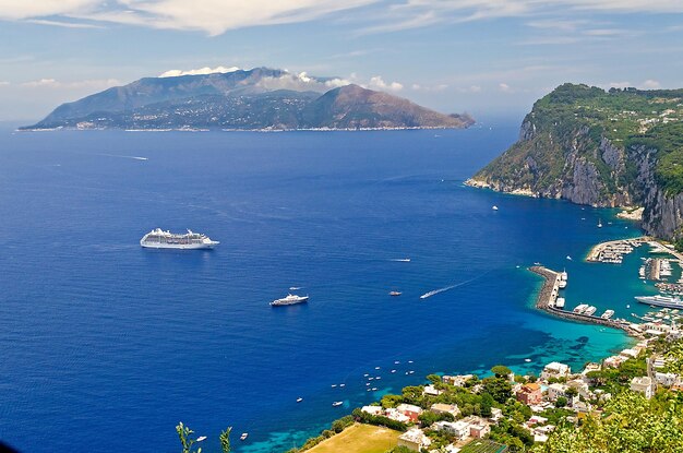 Península de Sorrento vista desde la bahía de Capri de Nápoles Italia