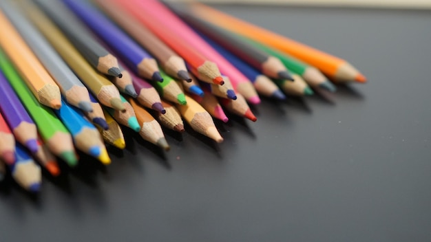 Pênis coloridos na mesa preta.