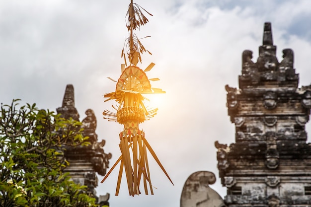 Penjor balinés clásico, uno de los principales símbolos de la isla de Bali, Indonesia