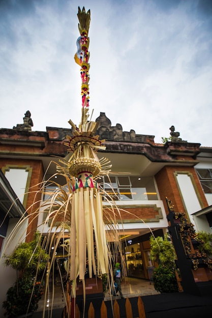 Penjor tradicional de bali, vara de bambu com decoração