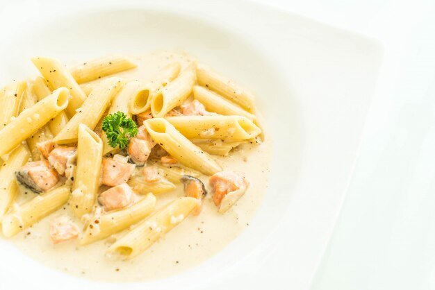 Penne carbonara pasta con salmón