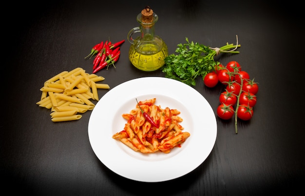 Penne com molho arrabbiata e ingredientes frescos