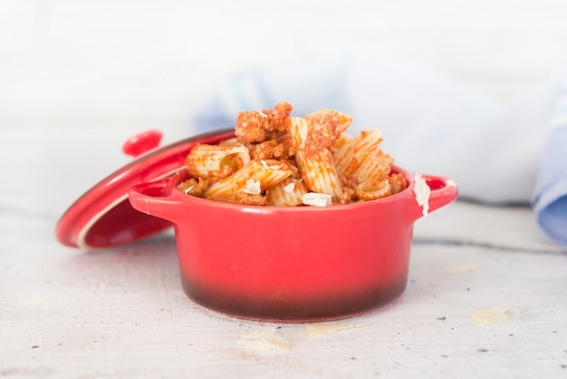 Penne com tomate e queijo