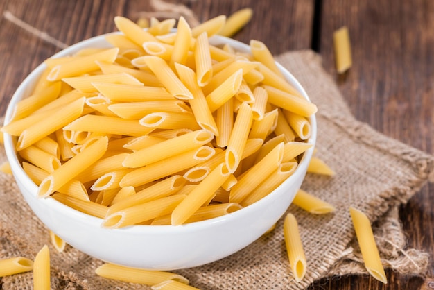 Penne cru em fundo de madeira