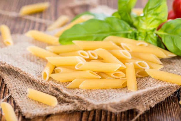 Penne cru em fundo de madeira