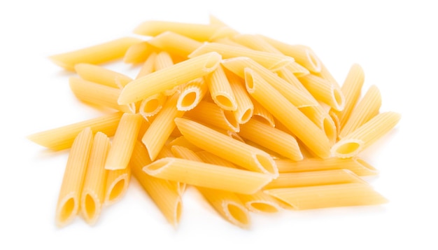 Foto penne crudo aislado en blanco