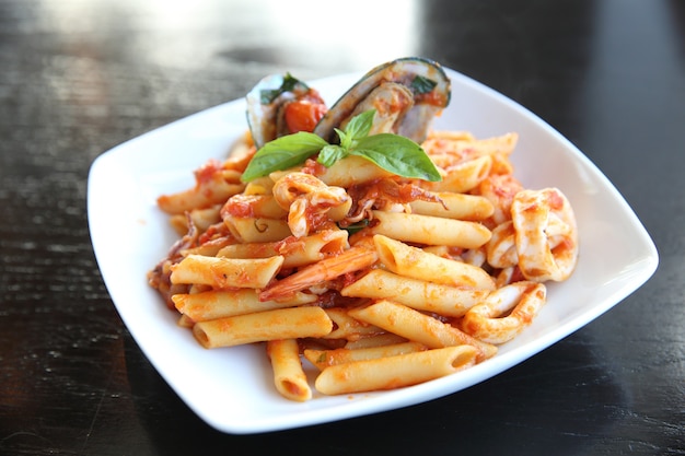 Penne de espagueti con mariscos