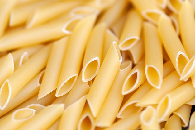 Penne lisce - traditionelle italienische Nudeln von Hartweizen, Lebensmittelhintergrund