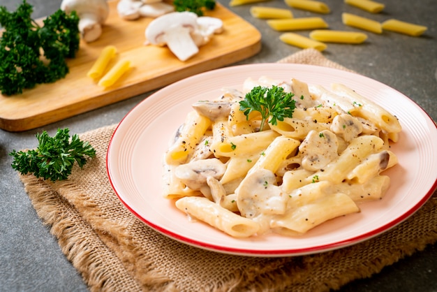 penne macarrão à carbonara com molho de cogumelos