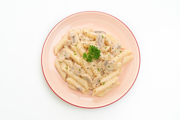 penne macarrão à carbonara com molho de cogumelos