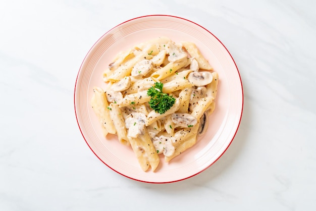 Penne macarrão carbonara molho de creme com cogumelos - estilo de comida italiana