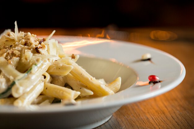 Penne mit Huhn, Spinat und Haselnuss in Parmesansauce