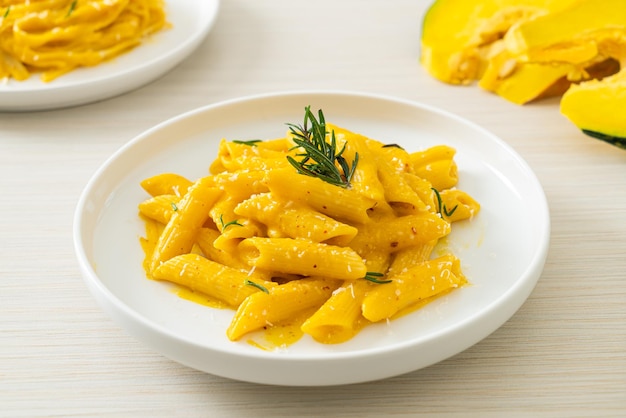 Penne-Nudeln mit Butternuss-Kürbis-Sahnesauce