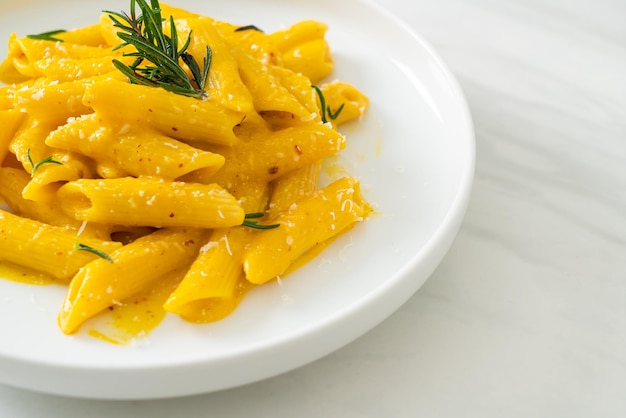 Penne-Nudeln mit Butternuss-Kürbis-Sahnesauce