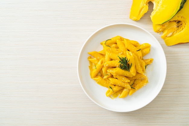 Penne-Nudeln mit Butternut-Kürbis-Sahnesauce und Rosmarin